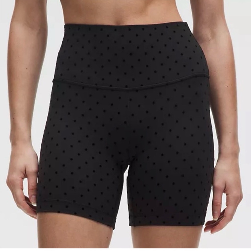 lululemon Align High Rise Short 6" in
'Polka Flock' (Size 6)